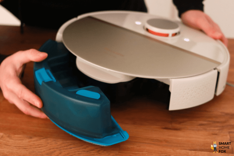 Der Wassertank des Philips HomeRun wird an den Roboter drangemacht.